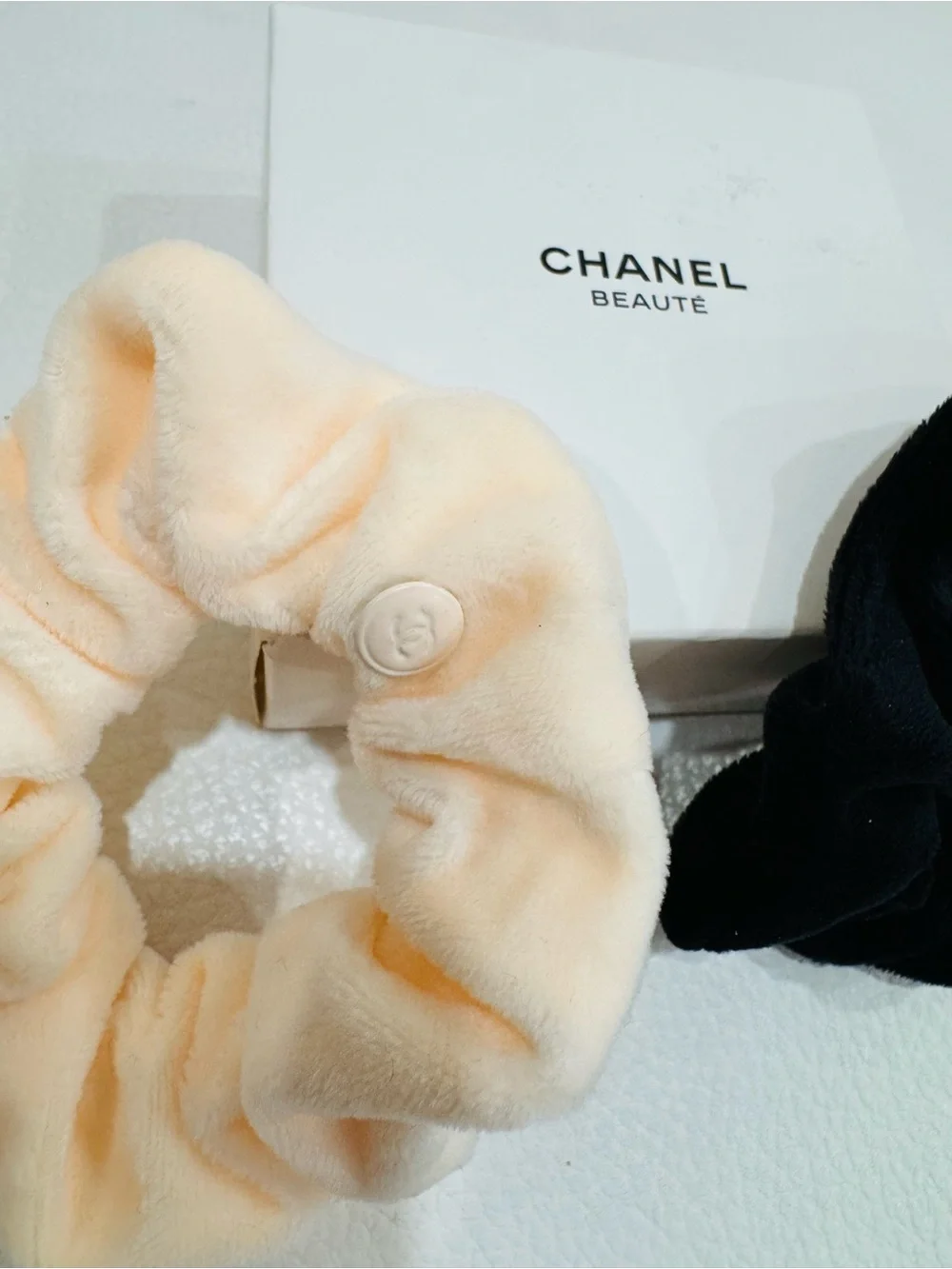 CHANEL beauty Plush Velvet Scrunchie Pair in Black & Cream